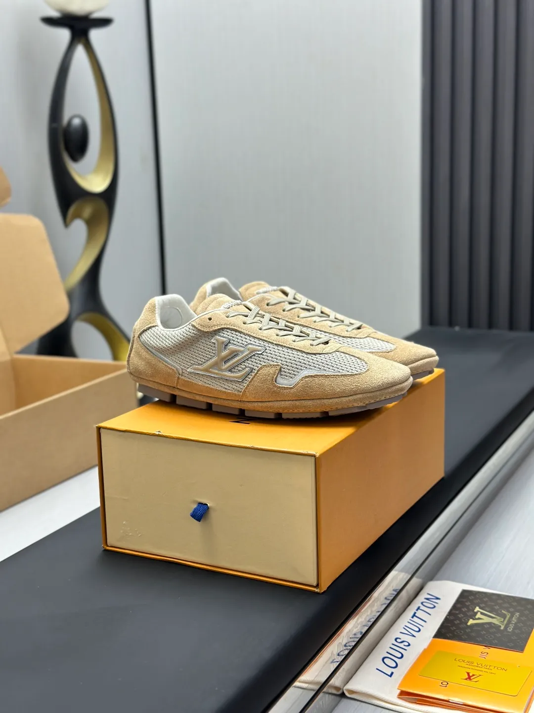 👟👟Ex-factory price 680👟👟 (Top version fully packaged) LV Louis Vuitton L Family Donkey Brand Latest Rally Series Mesh Casual Sports Shoes Doudou Shoes Original purchase, development and production This LV Rally sports shoe is made of suede cow leather and mesh fabric, and a rubber pad outsole is incorporated into the driving shoe configuration, making it a modern choice that is both comfortable and light. The LV letters on the side, the handwritten Louis Vuitton logo on the rear, and the Vuitton logo on the tongue and outsole jointly brand the brand mark. Exquisite packaging at the delivery counter🛍📦 ▪️Fabric: Original customized imported mesh + cowhide ▪️Inner lining: Original customized breathable mesh lining ▪️Outsole: Original molded anti-slip rubber material ▪️Sole thickness: 2CM ▪️Size: Men's 39-45